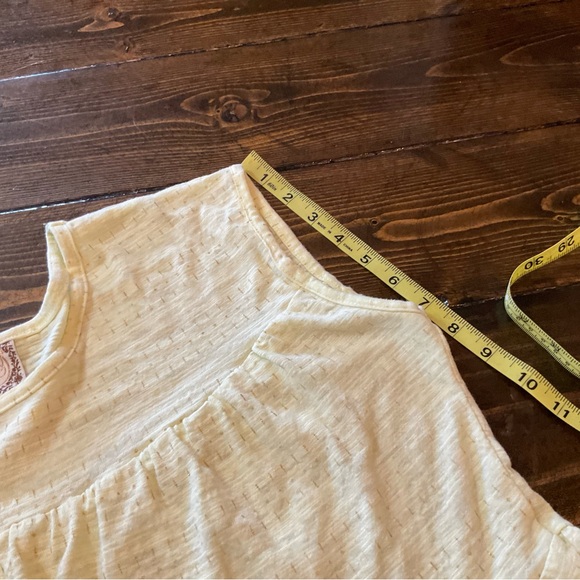 Sleeveless lime green Top - Picture 2 of 7